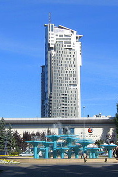 640px-Fontanna,_Sea_Towers,_Gdynia_IX_2009_u1bt 640px-Fontanna,_Sea_Towers,_Gdynia_IX_2009_u1bt